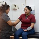 Salud y trabajo: enfermedades silenciosas afectan el rendimiento laboral en Ecuador